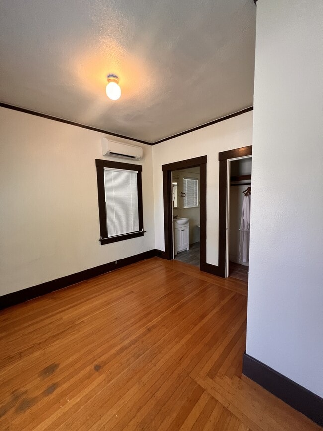 Building Photo - 347 10th St