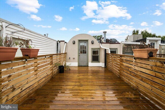 Building Photo - 2029 Bainbridge St