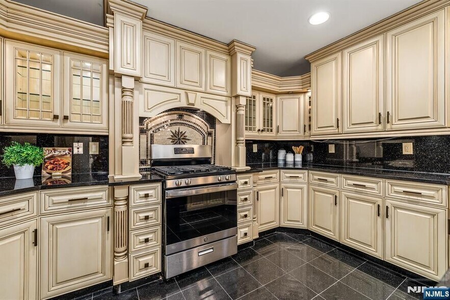 Building Photo - 750 Mainsail Ln