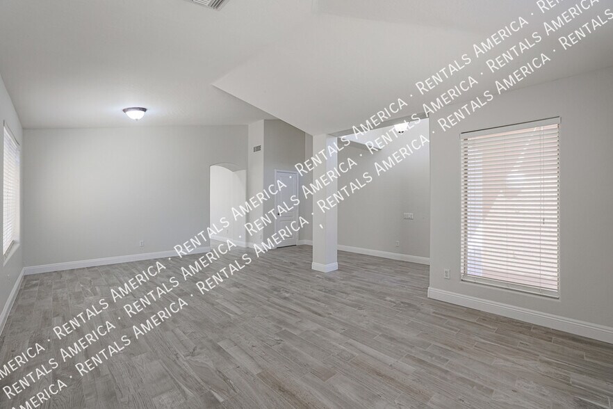 Building Photo - 3050 E Cherry Hills Pl