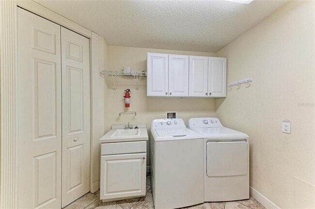 Building Photo - 5200 Manorwood Dr