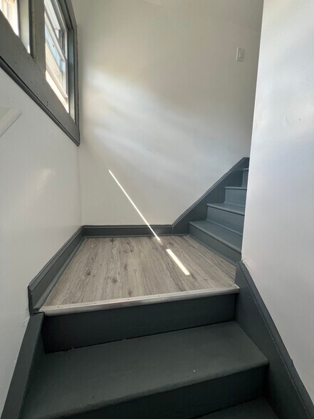 Building Photo - 1341 E 2nd St