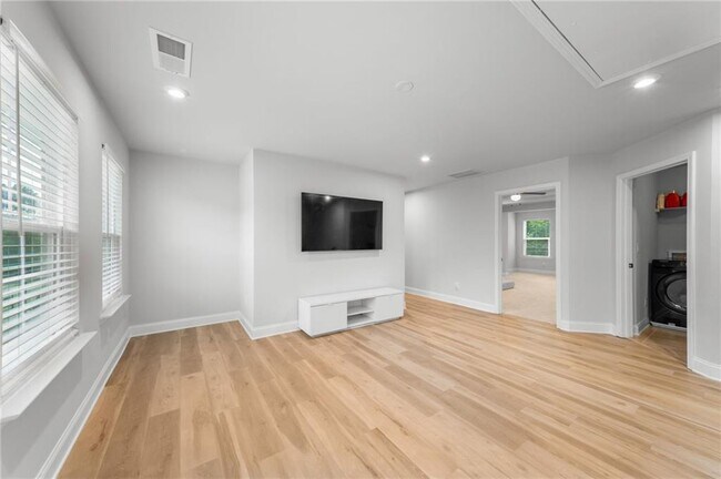 Building Photo - 96 Fairway Dr