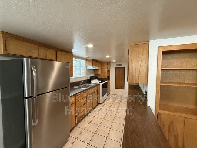Building Photo - 918 Orient St