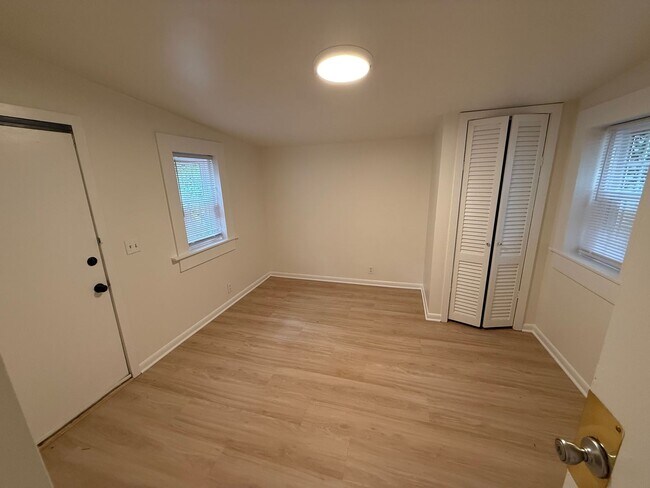 Building Photo - Charming cottage walkable to Grounds.