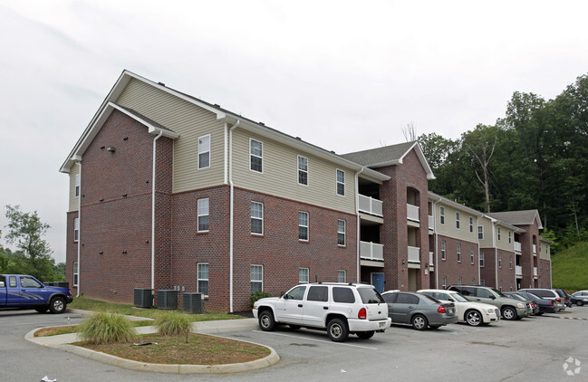 Primary Photo - Oak Crest Apartments