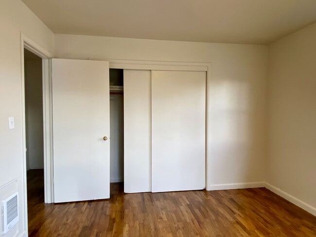 Building Photo - Freshly Updated Duplex Unit