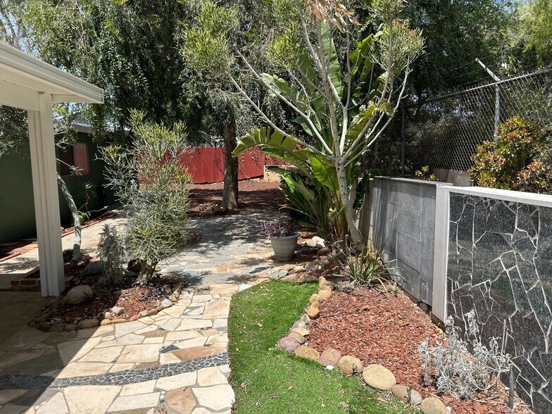 Building Photo - 8621 Willow Terrace
