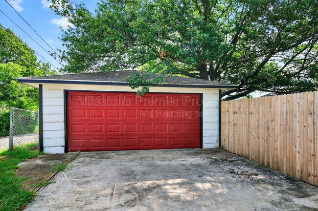 Building Photo - 701 E Morton St