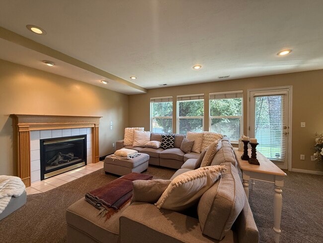 Building Photo - 212 E 900 N St