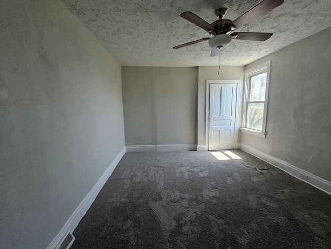Building Photo - Newly updated 3 bedroom, 1 bath apartment ...