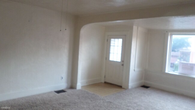 Building Photo - 3 br, 1 bath Triplex - 125 North Chestnut ...