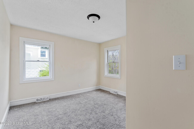 Building Photo - 136 Saratoga Ave