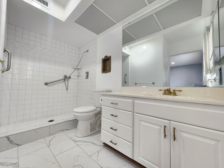 Building Photo - 11665 Babbitt Ave