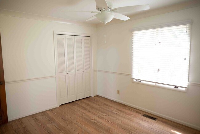 Building Photo - 418 Riverton Dr