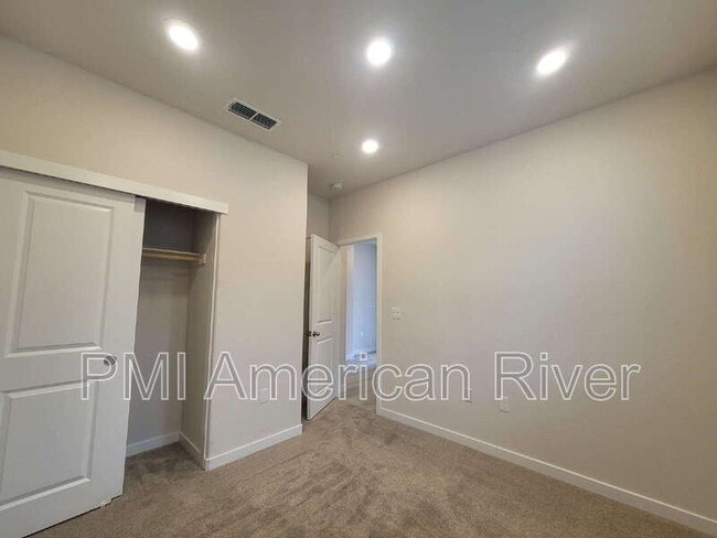 Building Photo - 5033 Rialto Dr