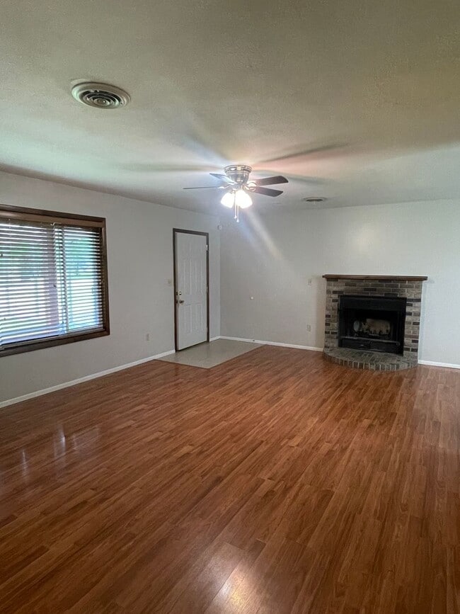 Building Photo - Available 7/25! If you are looking for a l...