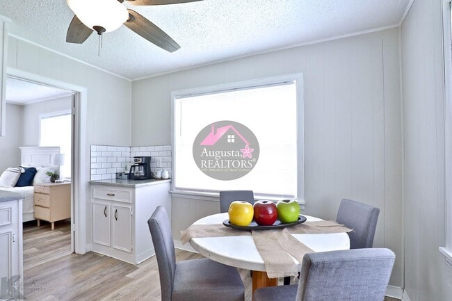 Building Photo - 3 Bedroom With Fresh Updates!
