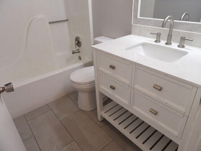 Building Photo - 902 Plaza Dr