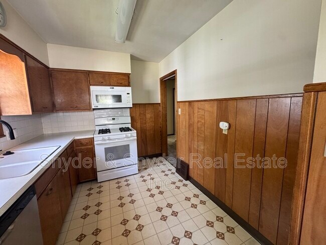 Building Photo - 349 St Leger Ave