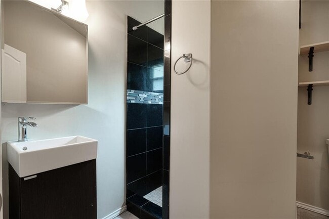 Building Photo - 2705 La Mesa Dr