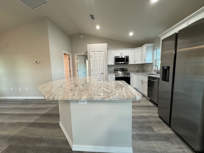 Building Photo - Desirable Silver Springs Shores - 3/2/2 **Won't Last**