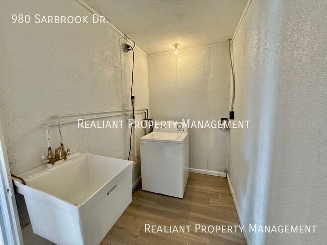 Building Photo - 980 Sarbrook Dr