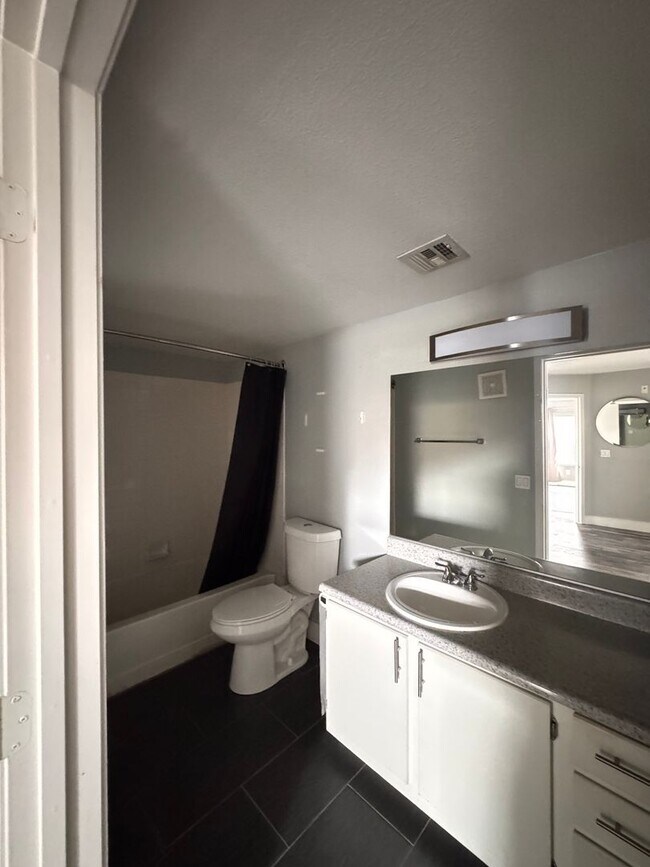 Building Photo - 2nd Floor 2 Bedroom Condo in Gated Community