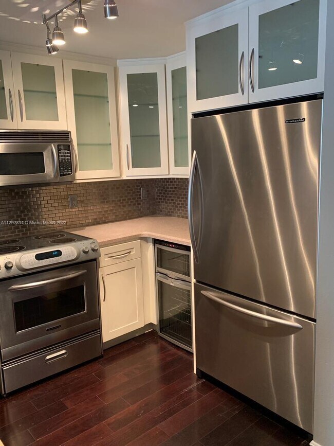 Building Photo - 10 Aragon Ave