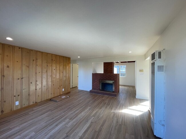 Building Photo - 489 Manzanita Dr