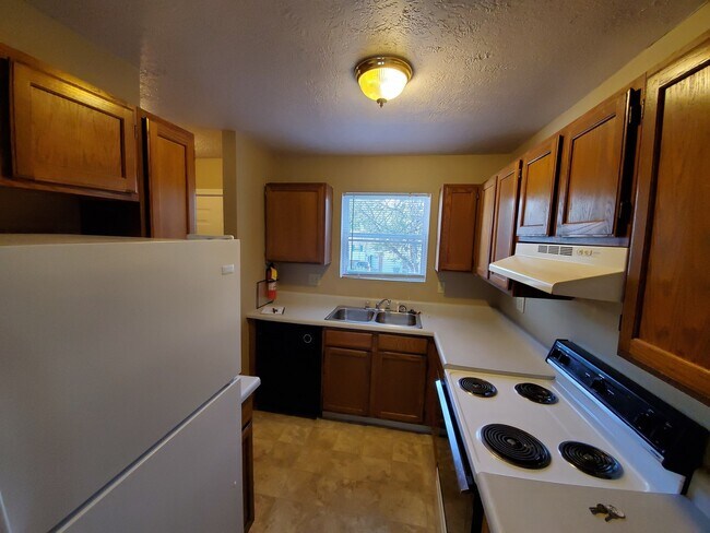 Building Photo - 4 Bedroom Available in July