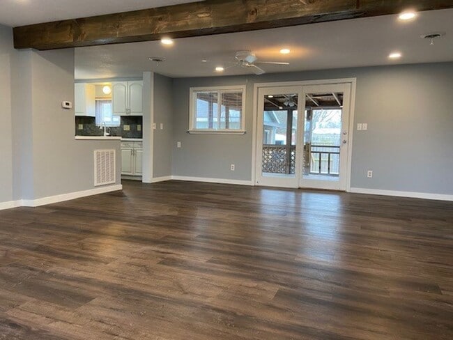 Building Photo - Single-Family Home in Hollister