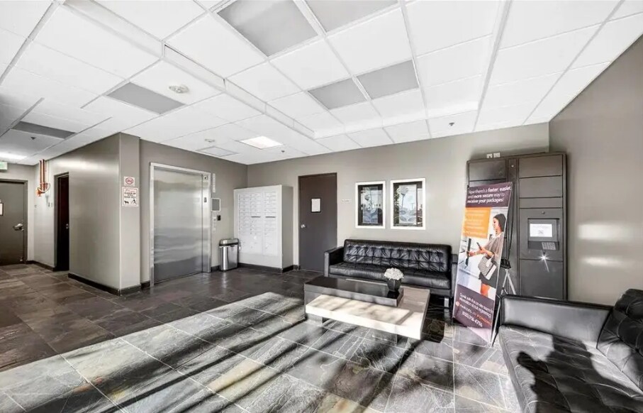 Lobby - 2321 W 10th St