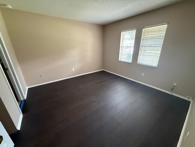 Building Photo - 423 Longwood Cir