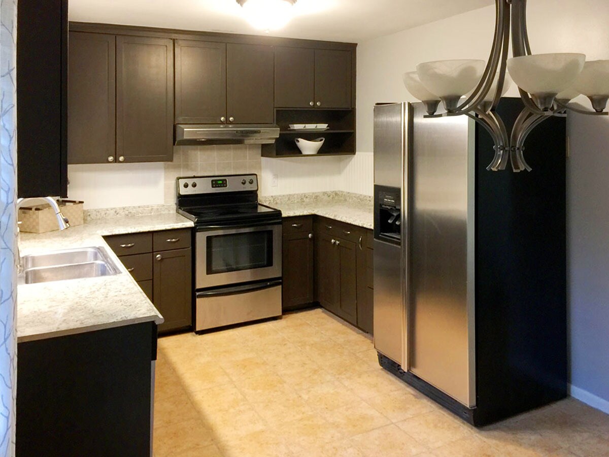 Dishwasher, large side-by-side refrigerator and range. - 1404 Winthorne Drive