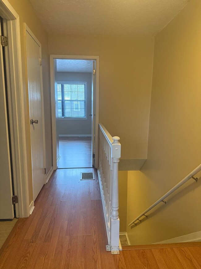 Building Photo - 3 Bedroom/2.5 bath Townhome Located on Blo...