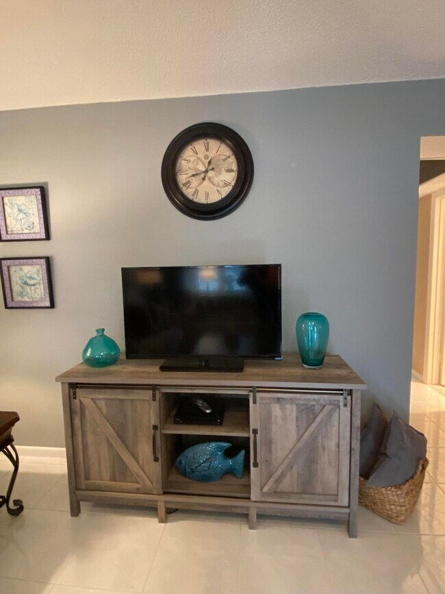 Building Photo - 72 Newport D