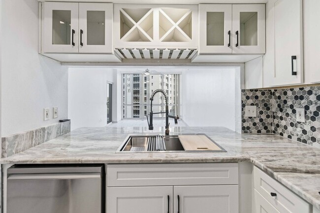 Building Photo - Beautiful Newly Renovated 2/2 Condo at The Waverly on Lake Eola in Downtown Orlando