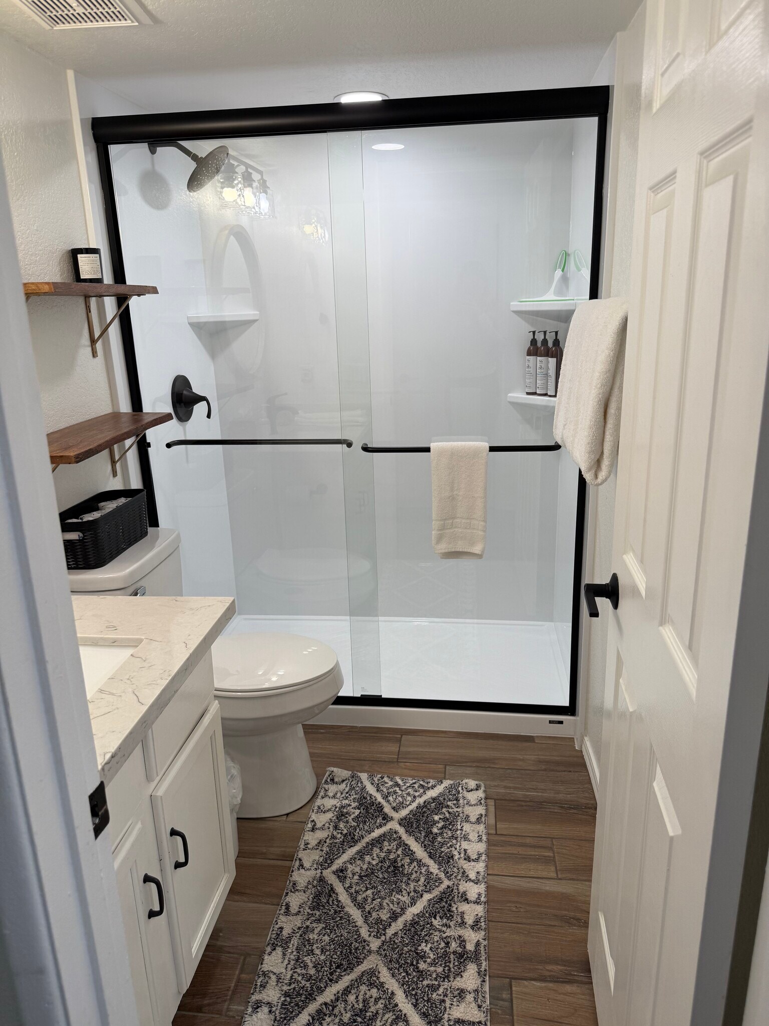 Hall/Guest bath - 3600 N Hayden Rd