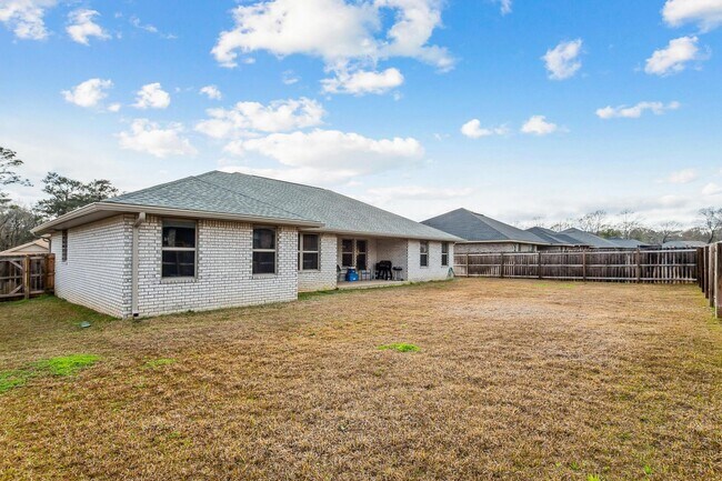 Building Photo - Beautiful Custom Build Home in North Crestview