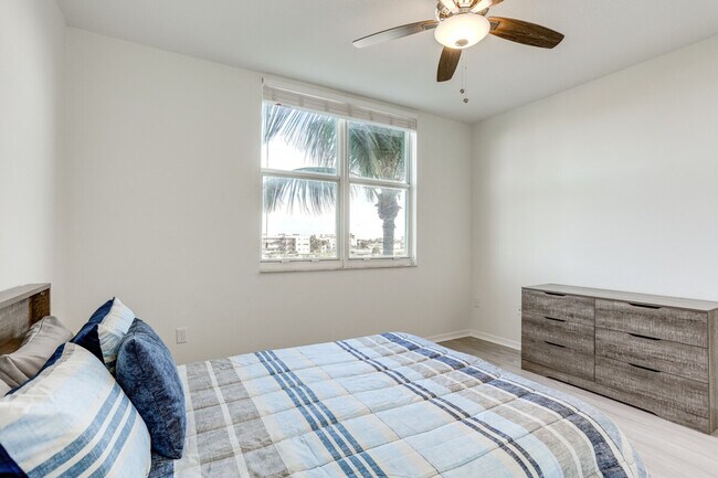 Building Photo - 802 W Windward Way