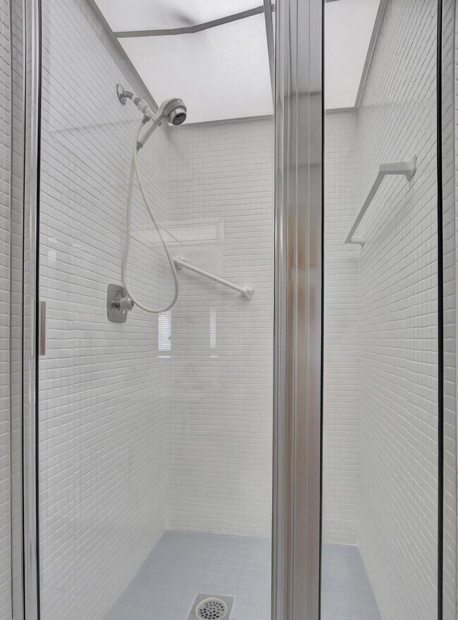 Building Photo - 204 Burgundy N