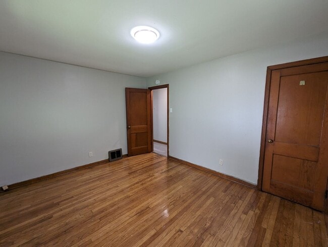 Building Photo - Welcome to Your Charming New Home on Minnie Avenue!