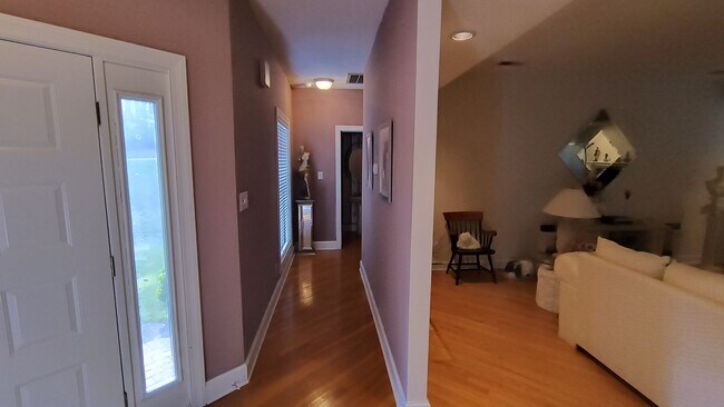 Building Photo - 423 Brightwood Dr