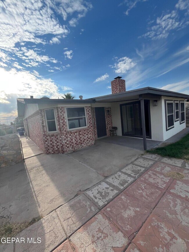 Building Photo - 932 Oneida Dr