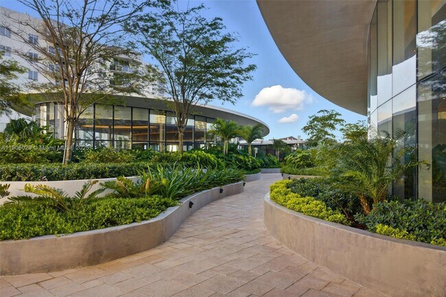 Building Photo - 700 NE 24th St