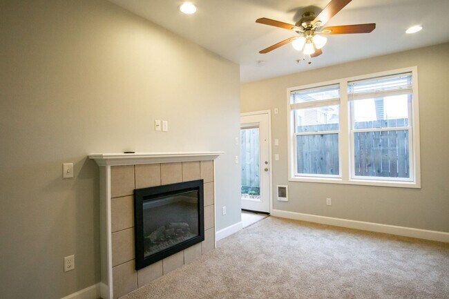 Building Photo - Contemporary Townhouse w Electric Fireplace, DW, & Juliette Balcony!