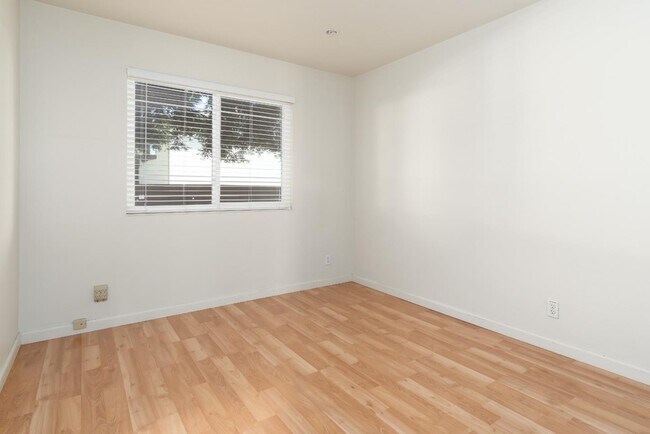 Building Photo - 208 Sequim Common