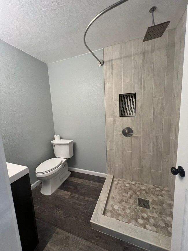 Building Photo - 3 Bedroom, 2 Bathroom Home - Located near ...