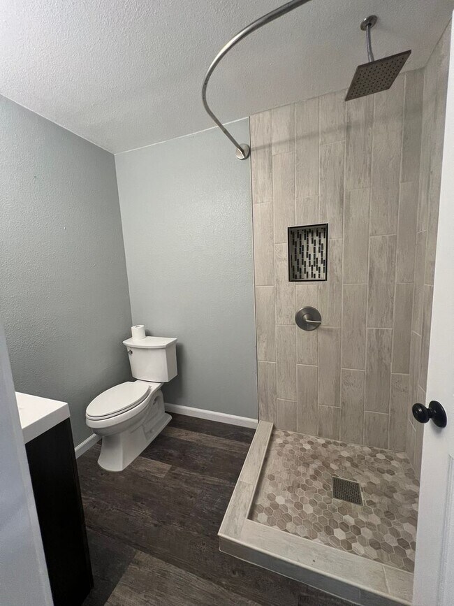 Building Photo - 3 Bedroom, 2 Bathroom Home - Located near Sky Lakes and Oregon Tech!